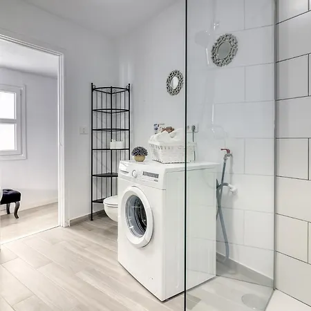 Modern With Private Parking & Ocean View & Coffee Corner Apartment
